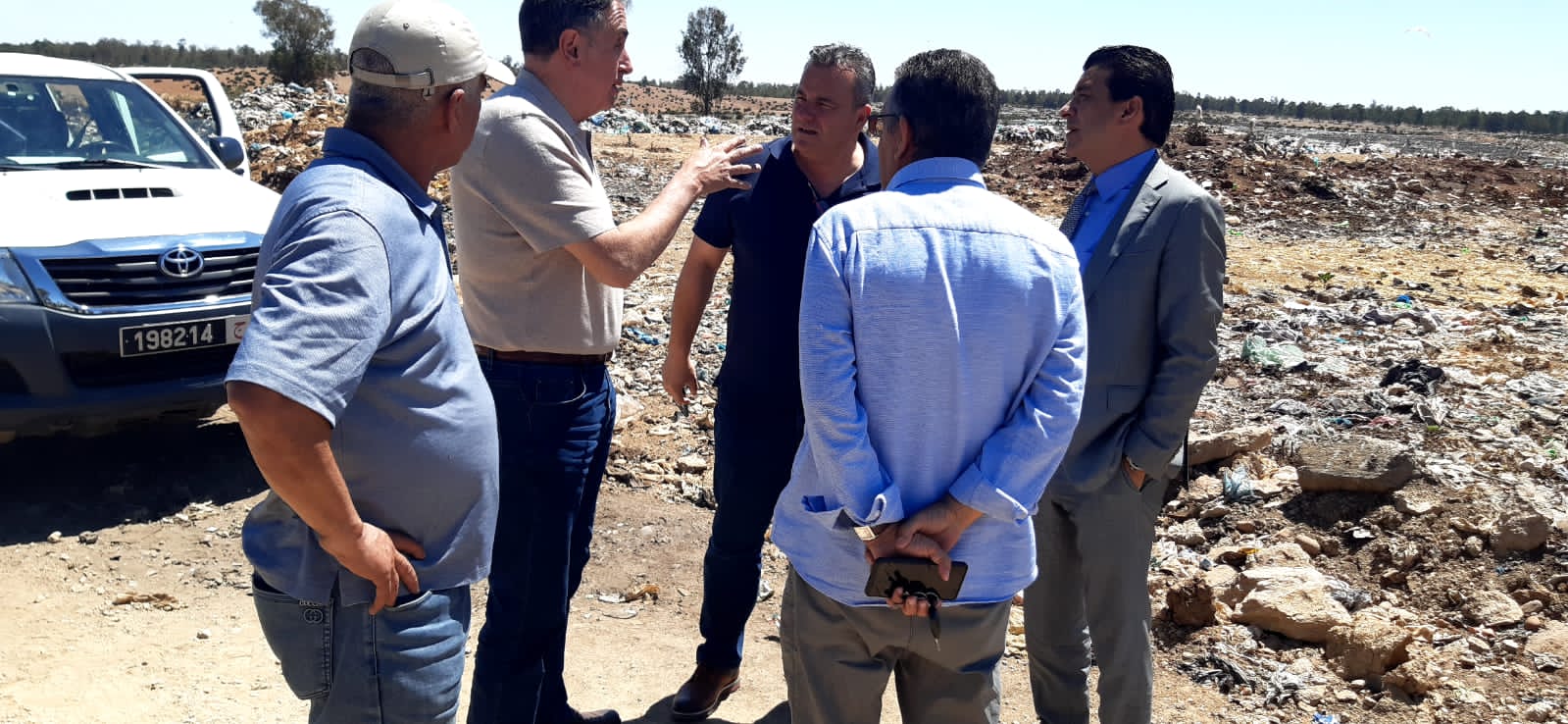 تيفلت..رئيس الجماعة وممثلوا الشركة الاسبانية لتدبير المطارح العمومية ومعالجة النفايات في زيارة لمطرح "غابة القريعات". 1 IMG 20230515 WA0031