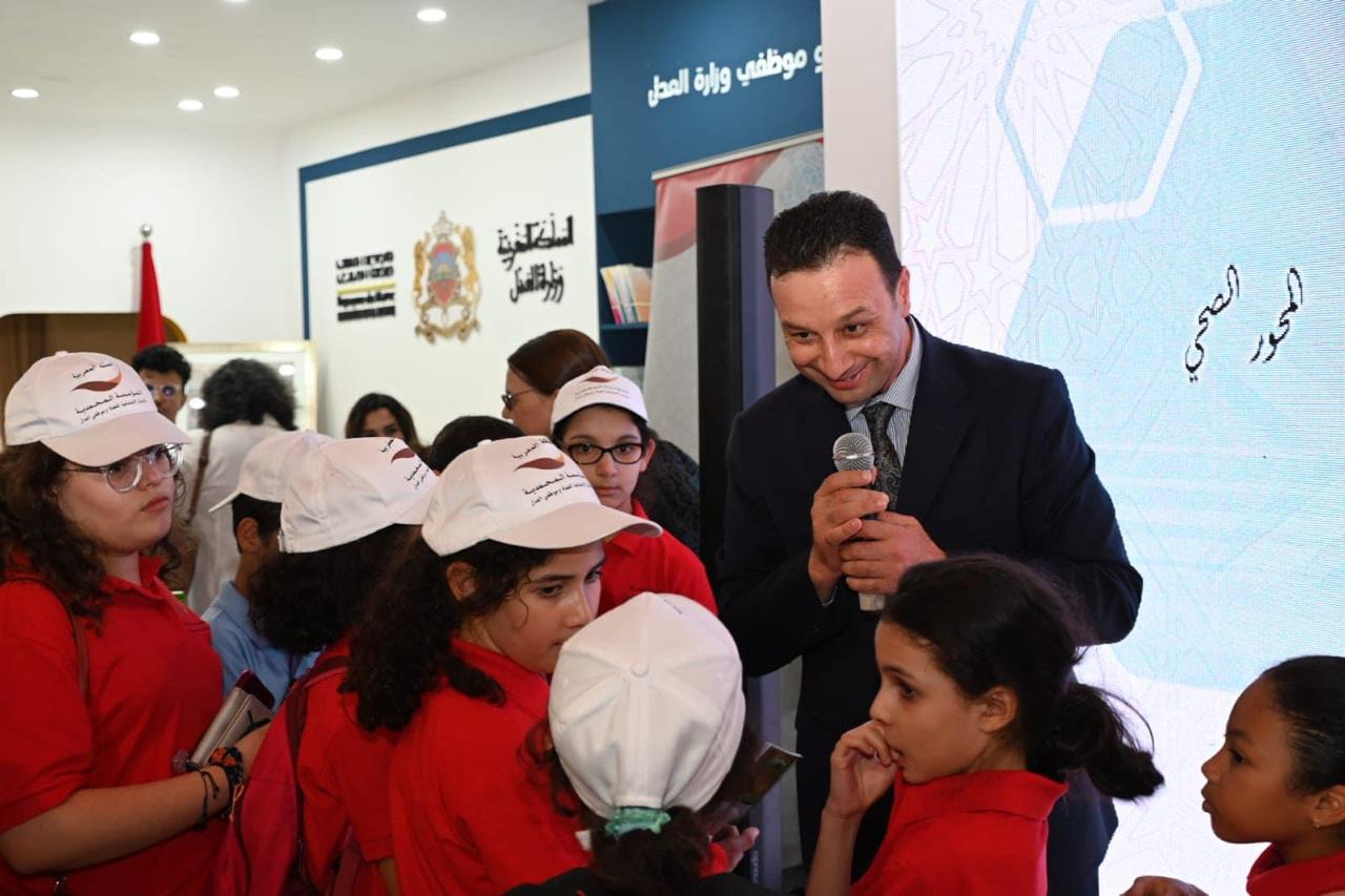 المدير العام بالنيابة للمؤسسة المحمدية للأعمال الاجتماعية لقضاء وموظفي العدل في لقاء تواصلي وتفاعلي برواق وزارة العدل بالمعرض الدولي للنشر والكتاب بحضور أطفال منخرطي المؤسسة المحمدية 2 IMG 20230611 WA0004