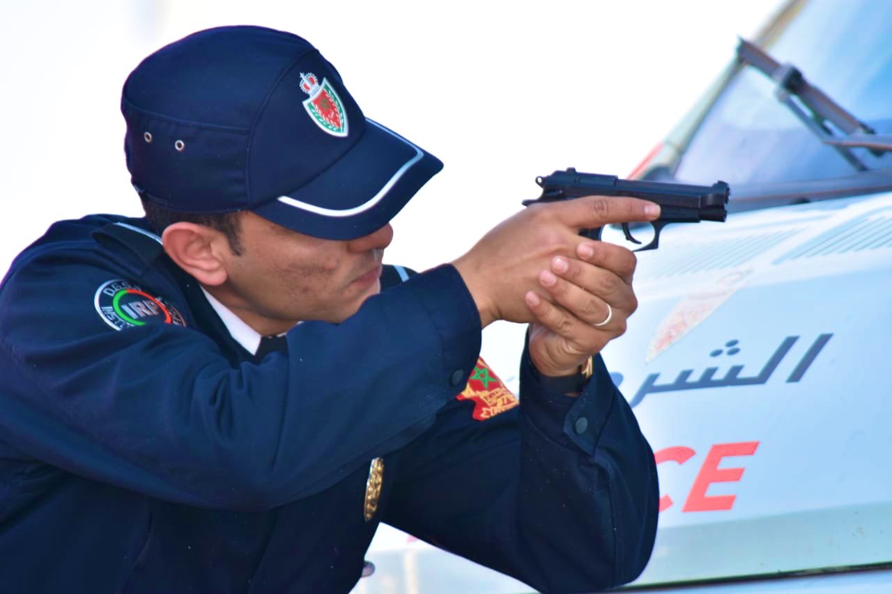 موظف شرطة يستعمل سلاحه الوظيفي لهذا السبب