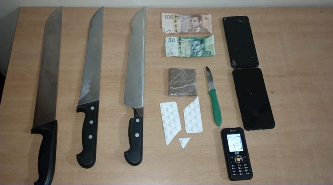 العيون : توقيف شخصين لاشتباه تورطهما في قضية تتعلق بالحيازة والاتجار في المخدرات و حيازة أسلحة بيضاء 1 IMG 20231023 WA0030