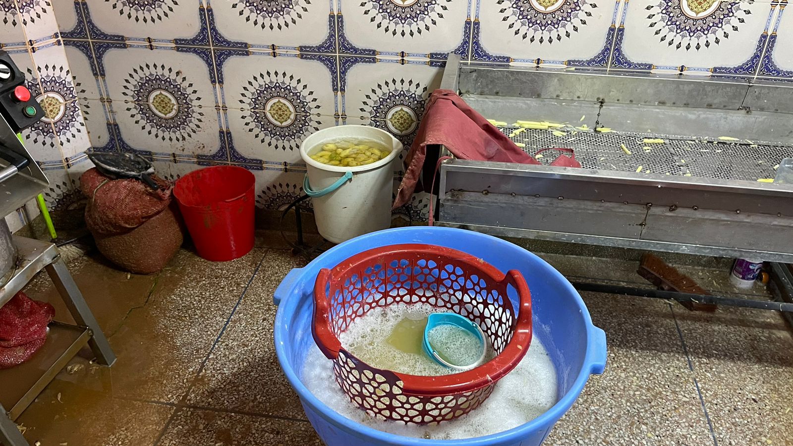 حجز أكثر من750 كلغ من “الفريت” الفاسد بتعاونيةبجماعة سعادة نواحي مراكش كانت موجهة للإستهلاك 1 IMG 20231215 WA0037