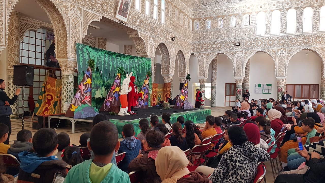 تيفلت..فرقة مشكال كاليدوسكوب تعرض مسرحيتها “ليلى والذئب” أمام جمهور غفير من أطفال المدينة. 7 IMG 20231216 WA0120 1