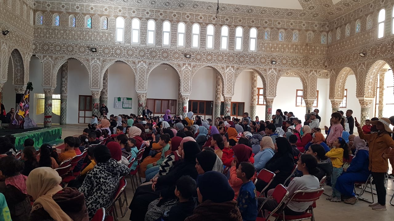 تيفلت..فرقة مشكال كاليدوسكوب تعرض مسرحيتها “ليلى والذئب” أمام جمهور غفير من أطفال المدينة. 6 IMG 20231216 WA0121