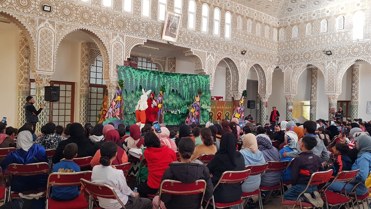 تيفلت..فرقة مشكال كاليدوسكوب تعرض مسرحيتها “ليلى والذئب” أمام جمهور غفير من أطفال المدينة. 2 IMG 20231216 WA0122