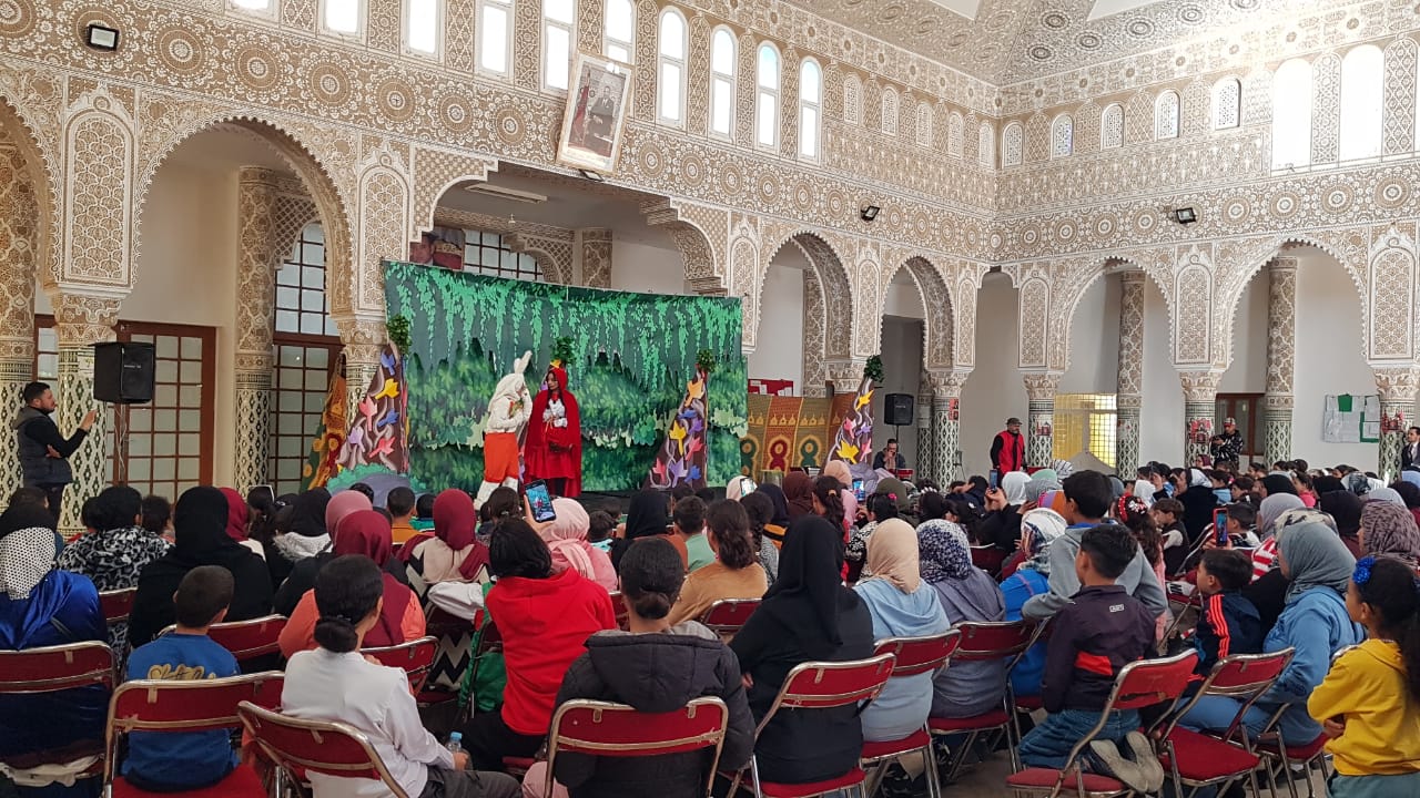 تيفلت..فرقة مشكال كاليدوسكوب تعرض مسرحيتها “ليلى والذئب” أمام جمهور غفير من أطفال المدينة. 5 IMG 20231216 WA0123