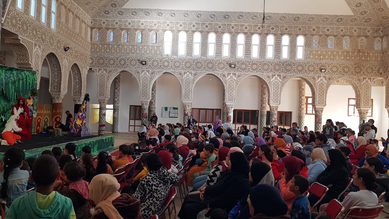 تيفلت..فرقة مشكال كاليدوسكوب تعرض مسرحيتها “ليلى والذئب” أمام جمهور غفير من أطفال المدينة. 4 IMG 20231216 WA0124