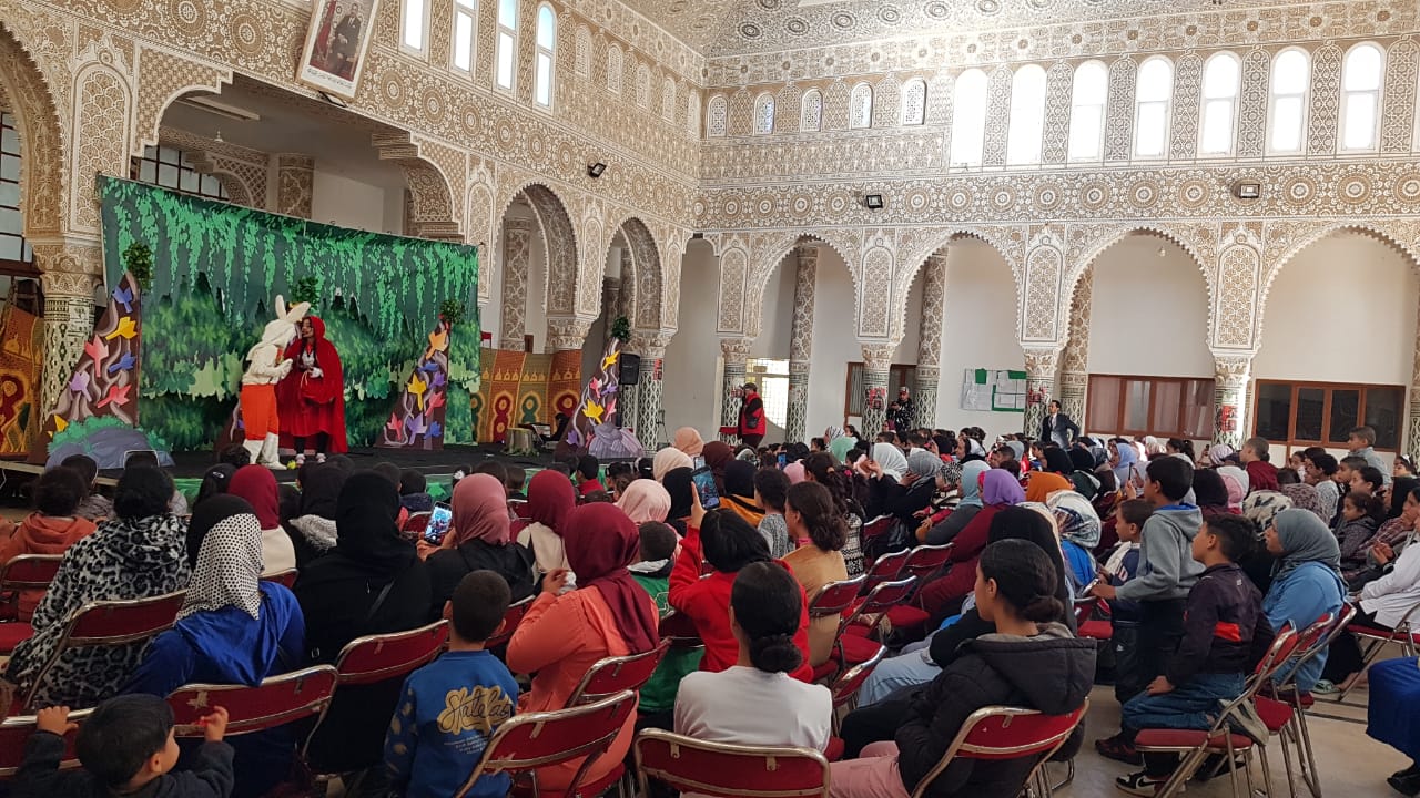 تيفلت..فرقة مشكال كاليدوسكوب تعرض مسرحيتها “ليلى والذئب” أمام جمهور غفير من أطفال المدينة. 3 IMG 20231216 WA0125