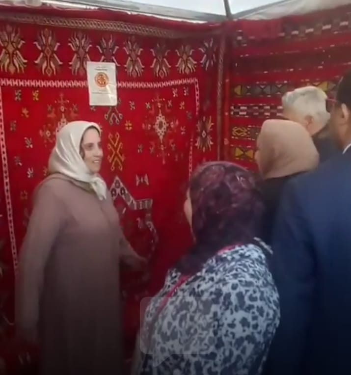 الخميسات... الكاتب العام للعمالة يقوم بزيارة للمعرض الجهوي للصناعة التقليدية المقام بساحة المسيرة. 16 IMG 20231223 WA0013