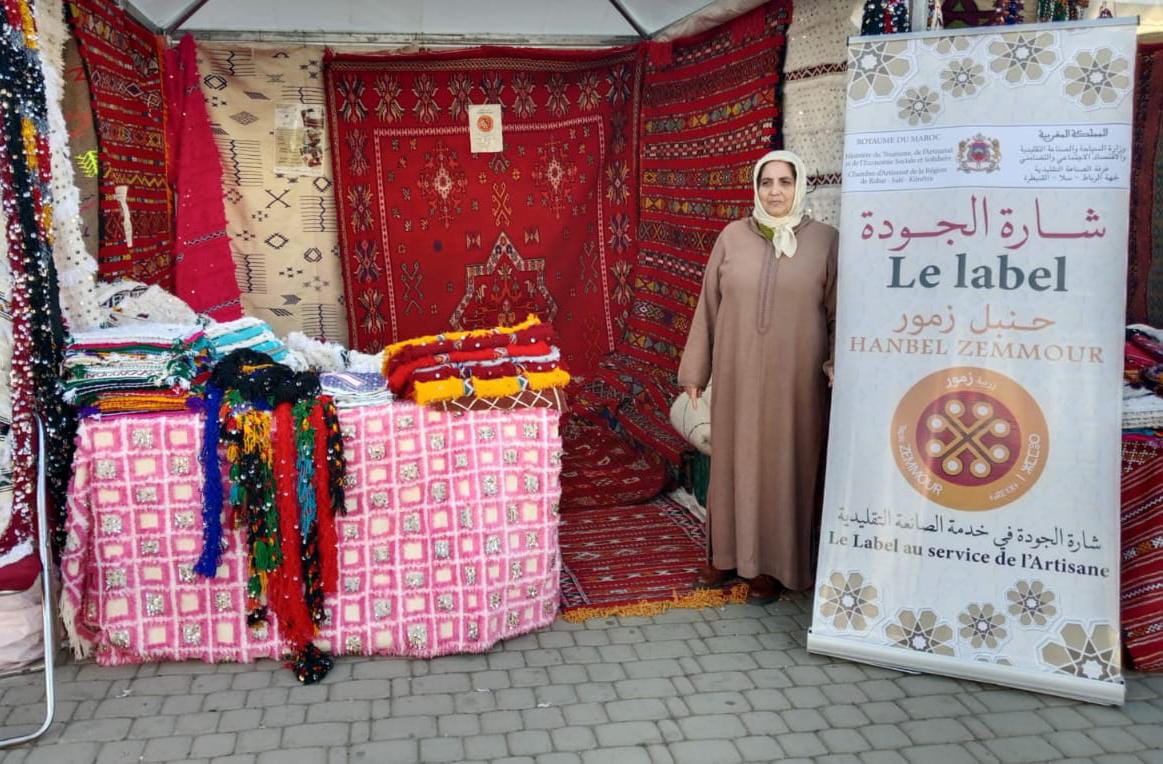 الخميسات... الكاتب العام للعمالة يقوم بزيارة للمعرض الجهوي للصناعة التقليدية المقام بساحة المسيرة. 13 IMG 20231223 WA0014