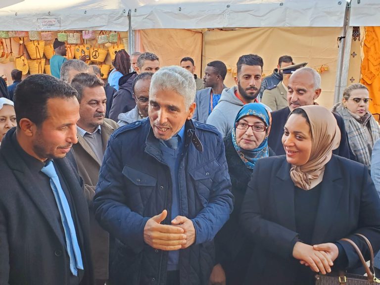 الخميسات... الكاتب العام للعمالة يقوم بزيارة للمعرض الجهوي للصناعة التقليدية المقام بساحة المسيرة. 2 IMG 20231223 WA0021