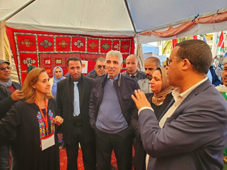 الخميسات... الكاتب العام للعمالة يقوم بزيارة للمعرض الجهوي للصناعة التقليدية المقام بساحة المسيرة. 5 IMG 20231223 WA0022