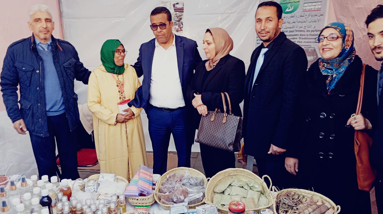 الخميسات... الكاتب العام للعمالة يقوم بزيارة للمعرض الجهوي للصناعة التقليدية المقام بساحة المسيرة. 3 IMG 20231223 WA0024