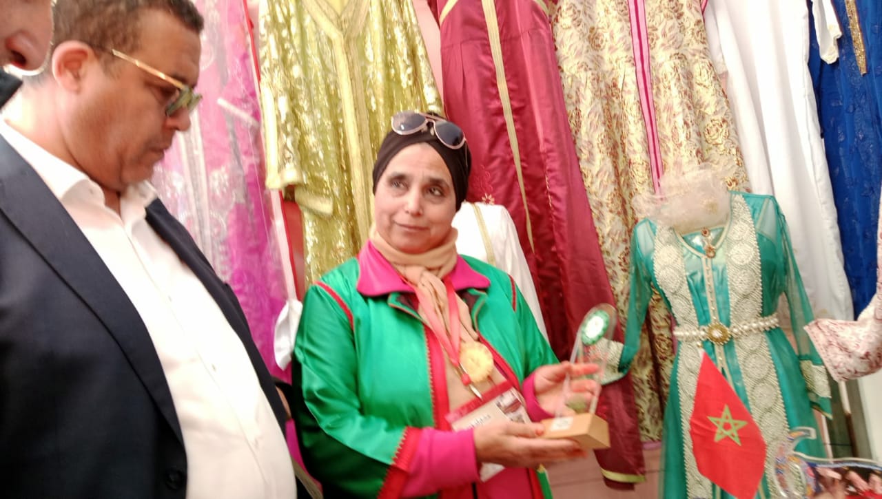 الخميسات... الكاتب العام للعمالة يقوم بزيارة للمعرض الجهوي للصناعة التقليدية المقام بساحة المسيرة. 7 IMG 20231223 WA0025