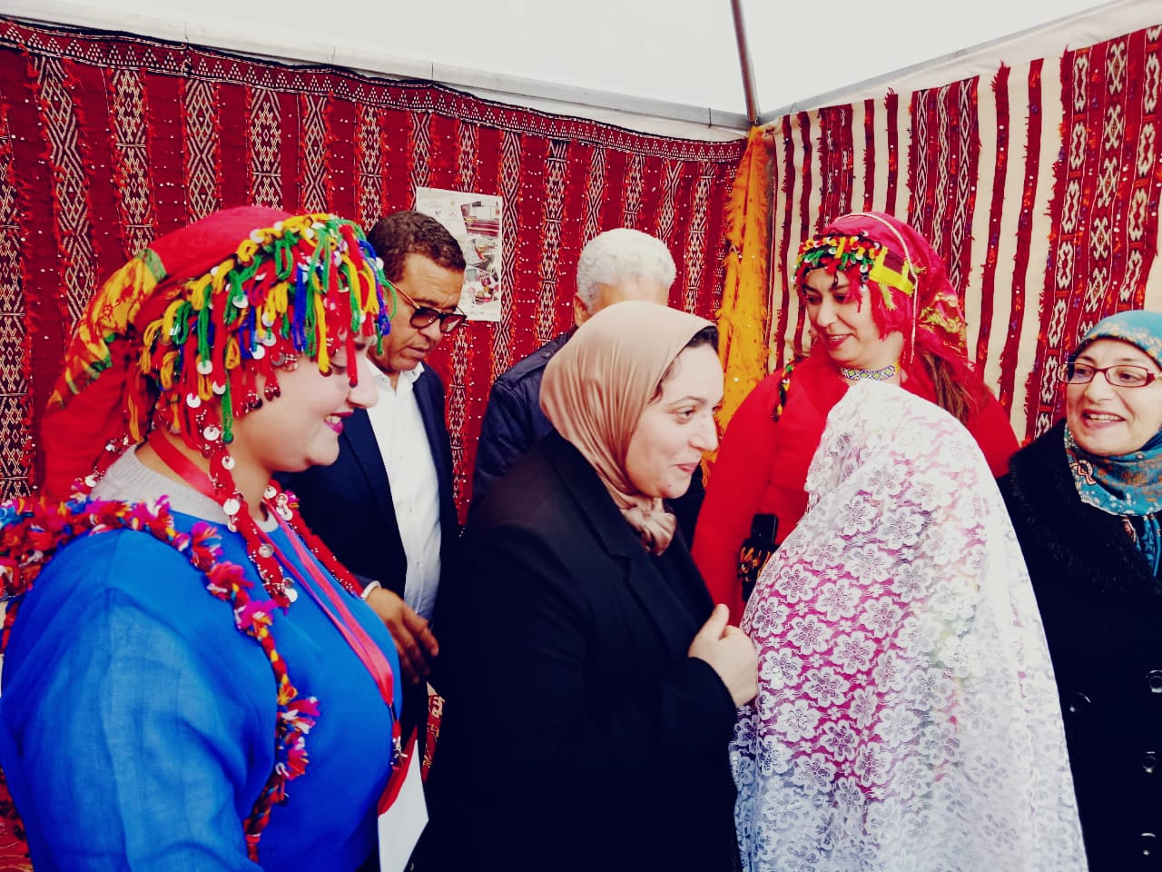 الخميسات... الكاتب العام للعمالة يقوم بزيارة للمعرض الجهوي للصناعة التقليدية المقام بساحة المسيرة. 8 IMG 20231223 WA0027