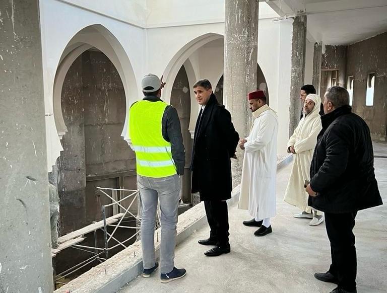 بوعبيد الكراب عامل اقليم شيشاوة يتفقد سير أشغال مسجد مركز سيدي المختار 1 IMG 20231231 WA0013