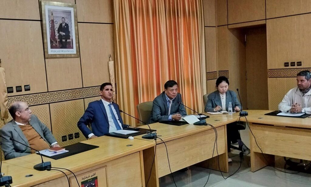 العامل بوعبيد الكراب يترأس لقاء عمل مع وفد صيني رفيع المستوى لتدارس انطلاقة الدراسات التقنية لخط “TGV” مراكش – أكادير عبر شيشاوة 1 IMG 20240128 WA00131