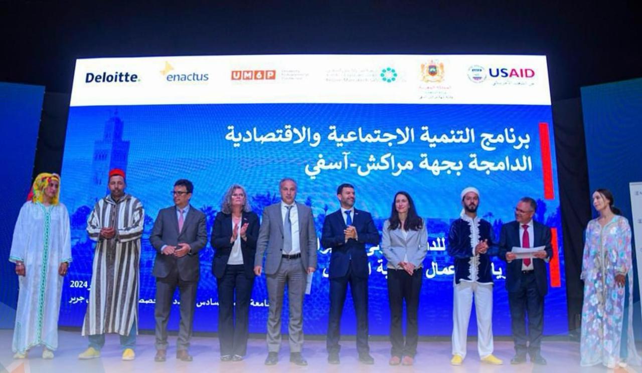 سمير كودار وعامل عمالة الرحامنة يترأسان حفل تتويج الدفعة الاولى من خرجي برنامج رياده الاعمال ودعم قابلية التشغيل بالرحامنة 2 IMG 20240228 WA0057