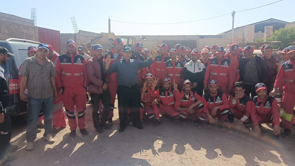 قلعة السراغنة : أزمة مرفق هام عمال شركة النظافة ينظمون وقفة احتجاجية للمطالبة بحقوقهم . 1 IMG 20240424 WA0054