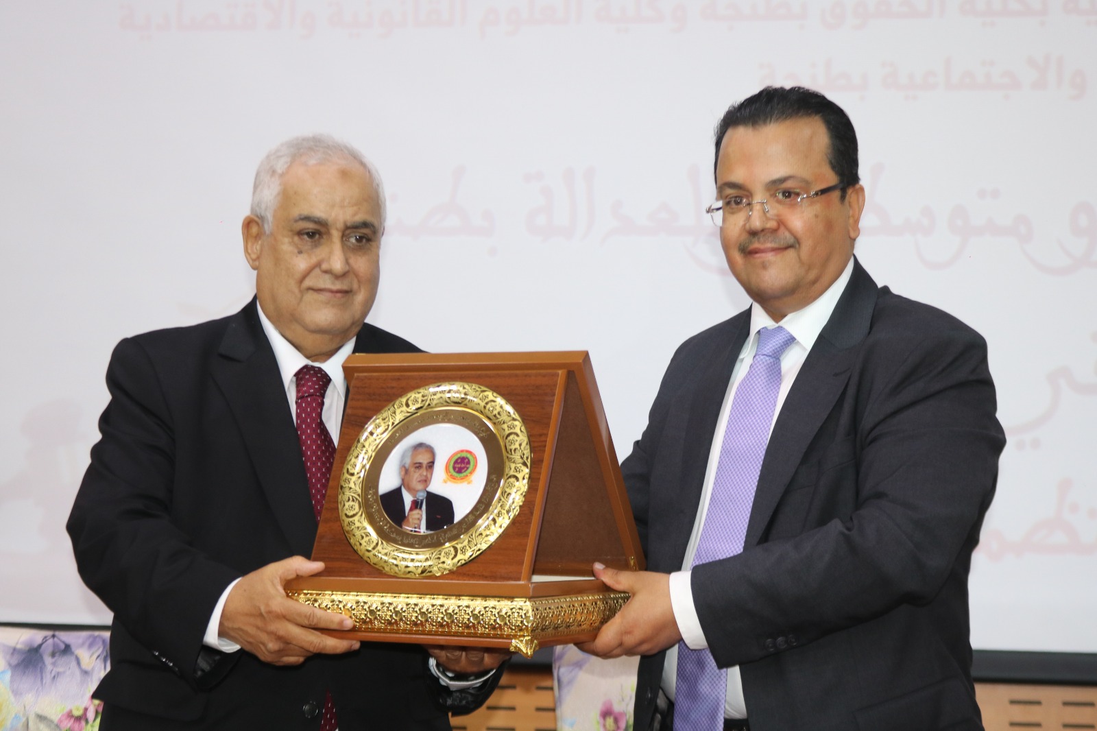 تكريم الأستاذ عبد القادر الشنتوف قيدوم قضاة التحقيق بالمغرب في منتدى بطنجة 1 IMG 20240426 WA0051