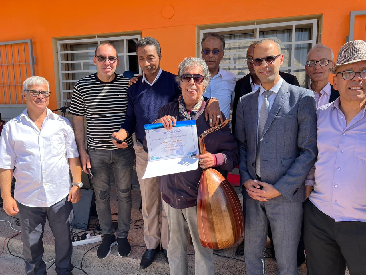 سطات.. تلاميذ م.م دارالشافعي2 يحتفون بالفنان عبدالوهاب الدكالي بحضور المدير الاقليمي للتعليم. 2 1000025254