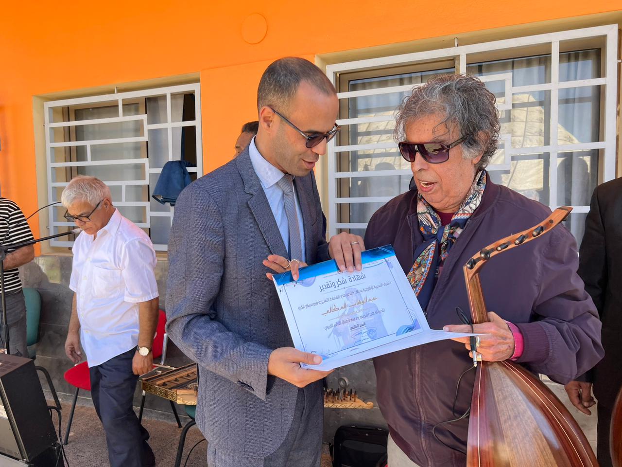 سطات.. تلاميذ م.م دارالشافعي2 يحتفون بالفنان عبدالوهاب الدكالي بحضور المدير الاقليمي للتعليم. 3 1000025255