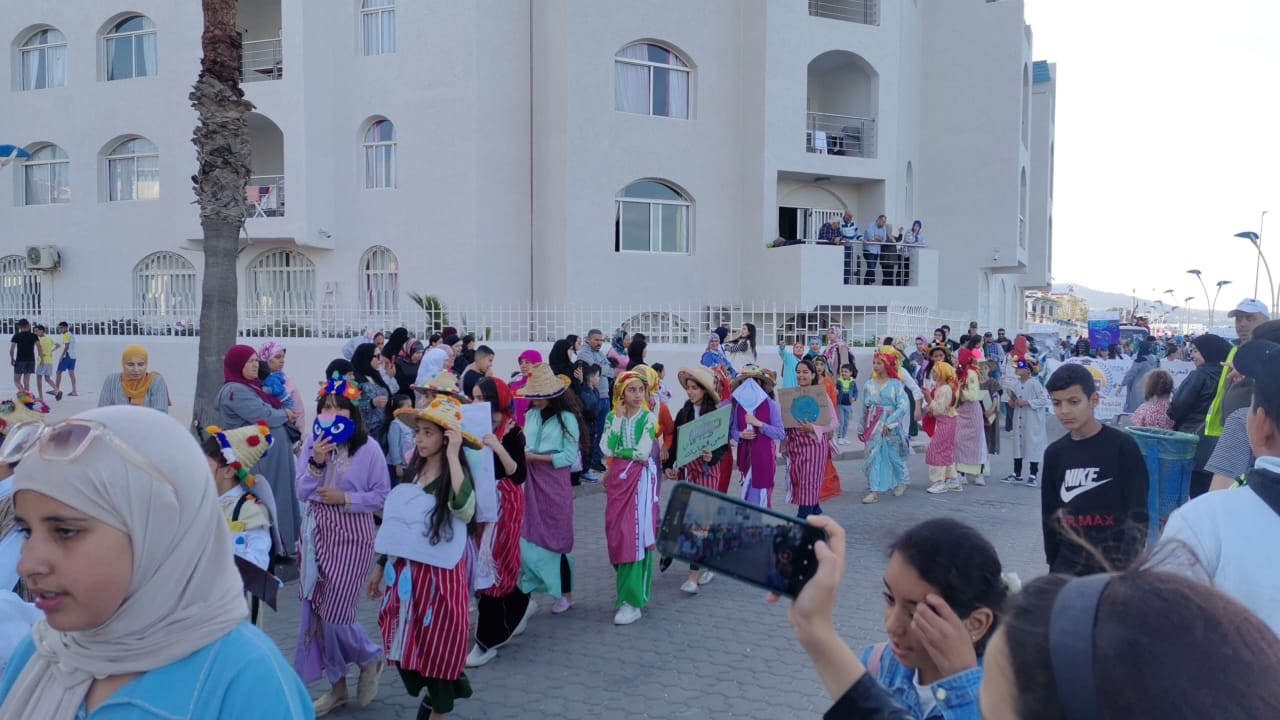 المضيق: المديرية الإقليمية للتعليم تنجح في تنظم المهرجان المدرسي الأول تحت شعار" يدا في يد من أجل بيئة سليمة"، الذي ختتم بمسيرة تلاميذية معبرة عن الدور المحوري للإنسان في الاعتناء بالبيئة. 5 1000025667