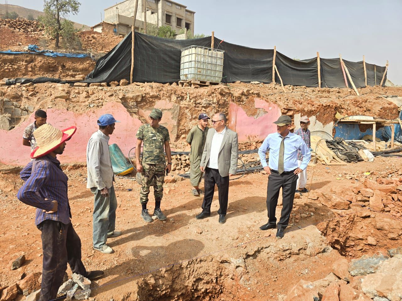 عامل اقليم شيشاوة بوعبيد الكراب يقف على تقدم عملية بناء المنازل المتضررة من زلزال الحوز بجماعة امزوضة 2 1000050547