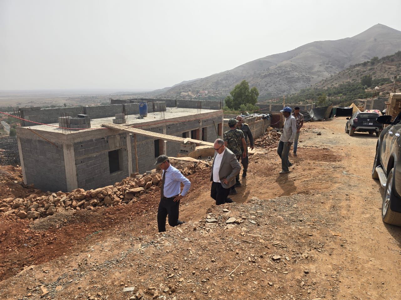 عامل اقليم شيشاوة بوعبيد الكراب يقف على تقدم عملية بناء المنازل المتضررة من زلزال الحوز بجماعة امزوضة 4 1000050549