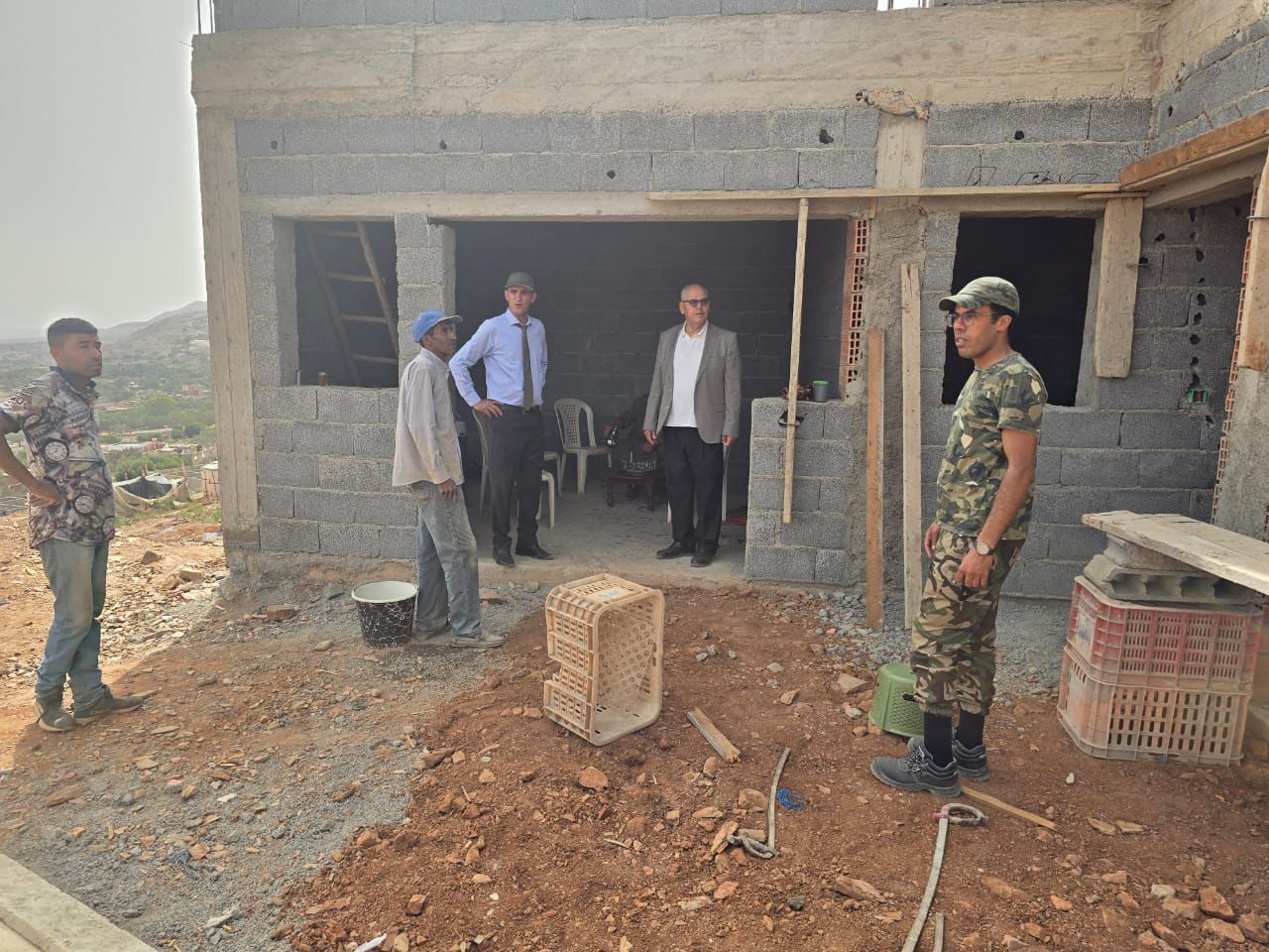 عامل اقليم شيشاوة بوعبيد الكراب يقف على تقدم عملية بناء المنازل المتضررة من زلزال الحوز بجماعة امزوضة 6 1000050551