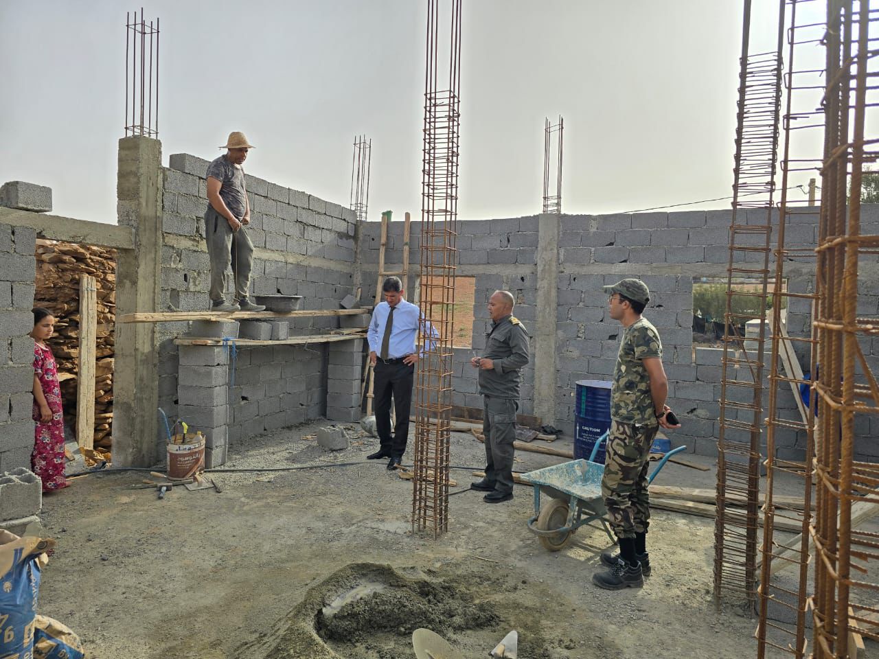 عامل اقليم شيشاوة بوعبيد الكراب يقف على تقدم عملية بناء المنازل المتضررة من زلزال الحوز بجماعة امزوضة 7 1000050552