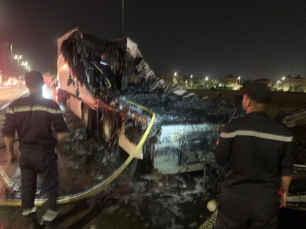 شاحنة لنقل الحليب تتحول الى خردة بعد اندلاع حريق مهول بها بمراكش 1 IMG 20240711 WA0025 1