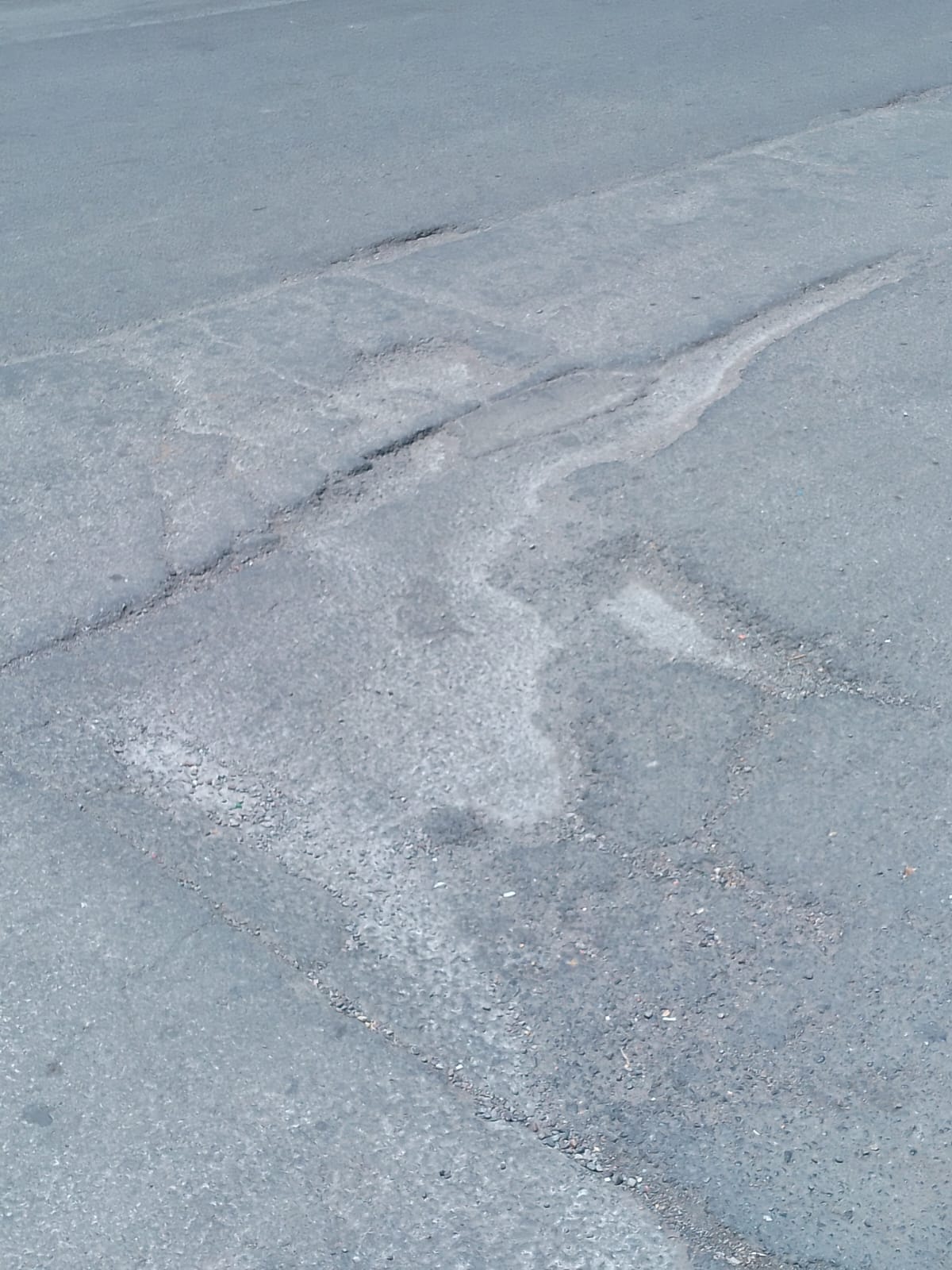 بنسليمان.. حفر طرقية تخلف الإستياء وترفع الأعطاب والحوادث وسط المدينة 1 IMG 20240711 WA0089