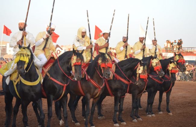 الخميسات/ المهرجان الأمازيغي ...عروض “التبوريدة” تجذب جمهور كبيرة من المتابعين. 5 1000066649