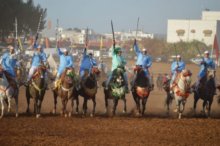 الخميسات/ المهرجان الأمازيغي ...عروض “التبوريدة” تجذب جمهور كبيرة من المتابعين. 7 1000066654