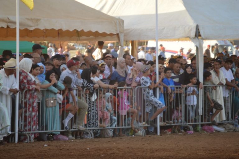 الخميسات/ المهرجان الأمازيغي ...عروض “التبوريدة” تجذب جمهور كبيرة من المتابعين. 9 1000066656