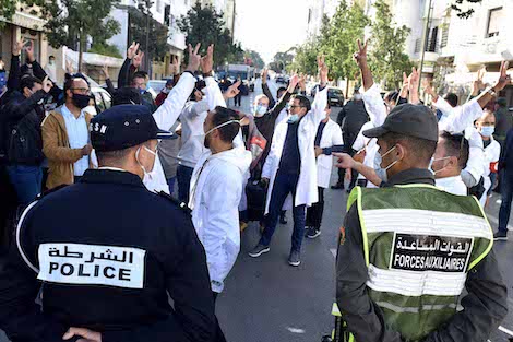 اعتقالات وإصابات وسط المحتجين.. تدخل أمني لفض مظاهرة طلبة الطب بالرباط 1 greve infirmiers et techniciens sante tabassee par la police devant la Ministe re de la Sante 1 492601528