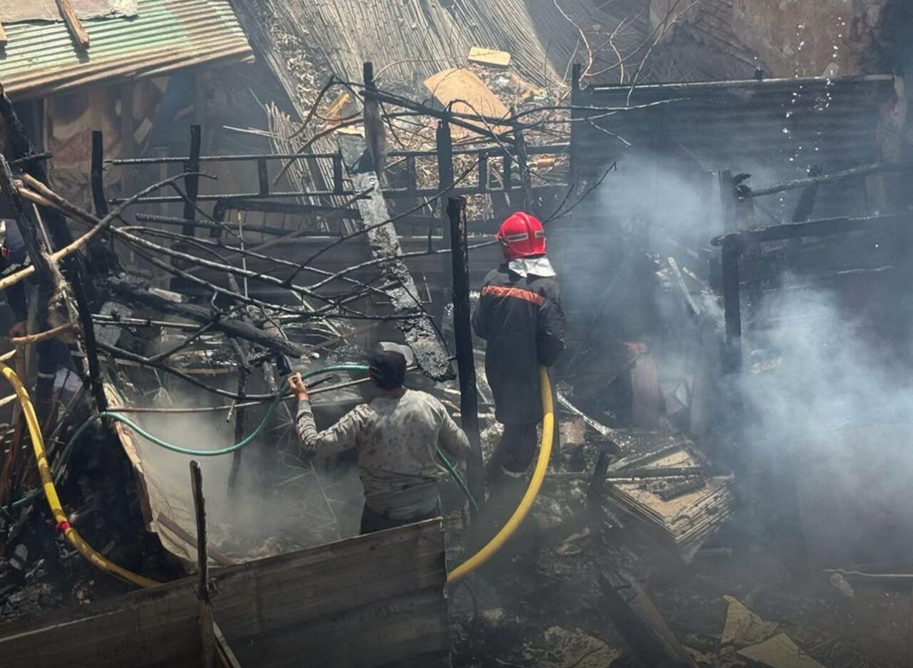 بالصور : حريق مهول يلتهم مستودعاً للمتلاشيات بدرب ضباشي قرب جامع لفنا بمراكش وخسائر مادية جسيمة 2 1000208123