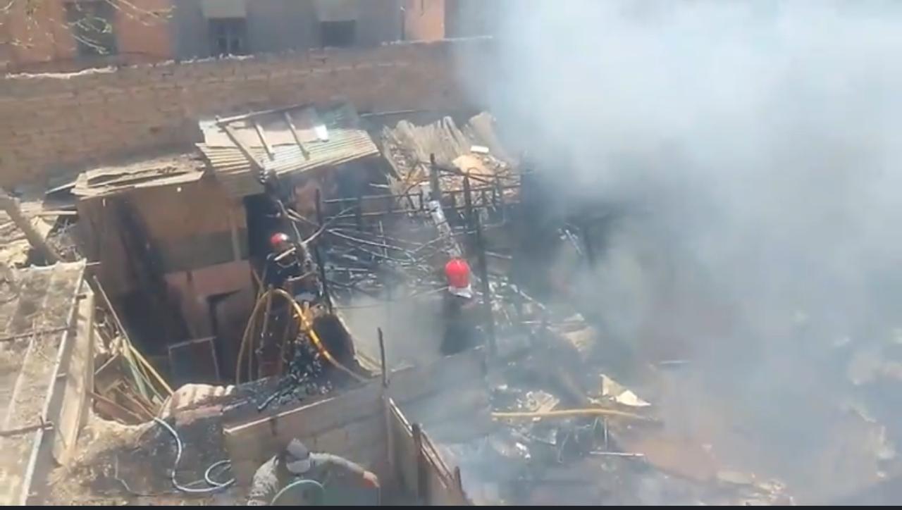 بالصور : حريق مهول يلتهم مستودعاً للمتلاشيات بدرب ضباشي قرب جامع لفنا بمراكش وخسائر مادية جسيمة 4 1000208125