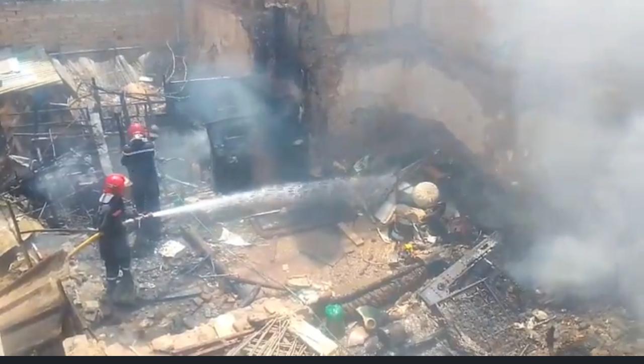 بالصور : حريق مهول يلتهم مستودعاً للمتلاشيات بدرب ضباشي قرب جامع لفنا بمراكش وخسائر مادية جسيمة 7 1000208128