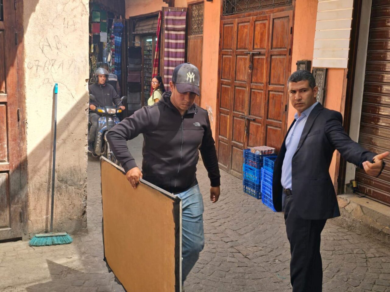 قائد الملحقة الإدارية الباهية يقود حملة لتحرير الملك العمومي بشارع البرانس وحي القنارية بمراكش 2 1000209712