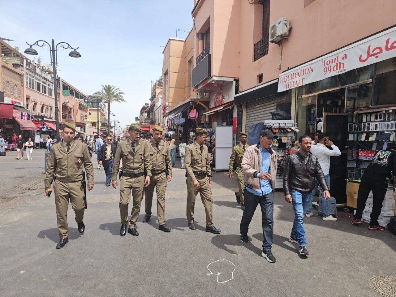 قائد الملحقة الإدارية الباهية يقود حملة لتحرير الملك العمومي بشارع البرانس وحي القنارية بمراكش 4 1000209714
