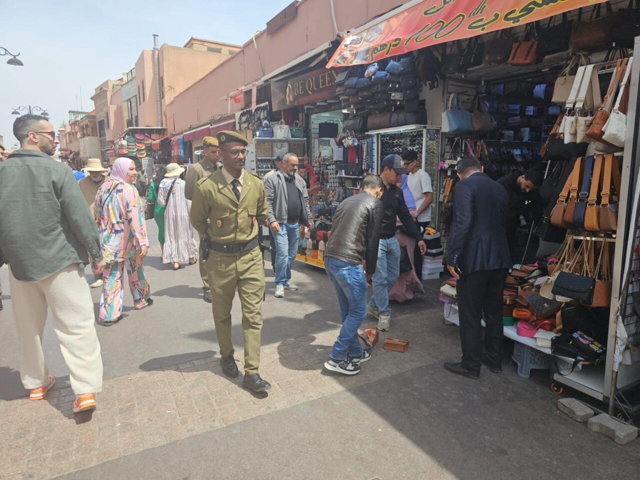قائد الملحقة الإدارية الباهية يقود حملة لتحرير الملك العمومي بشارع البرانس وحي القنارية بمراكش 5 1000209715