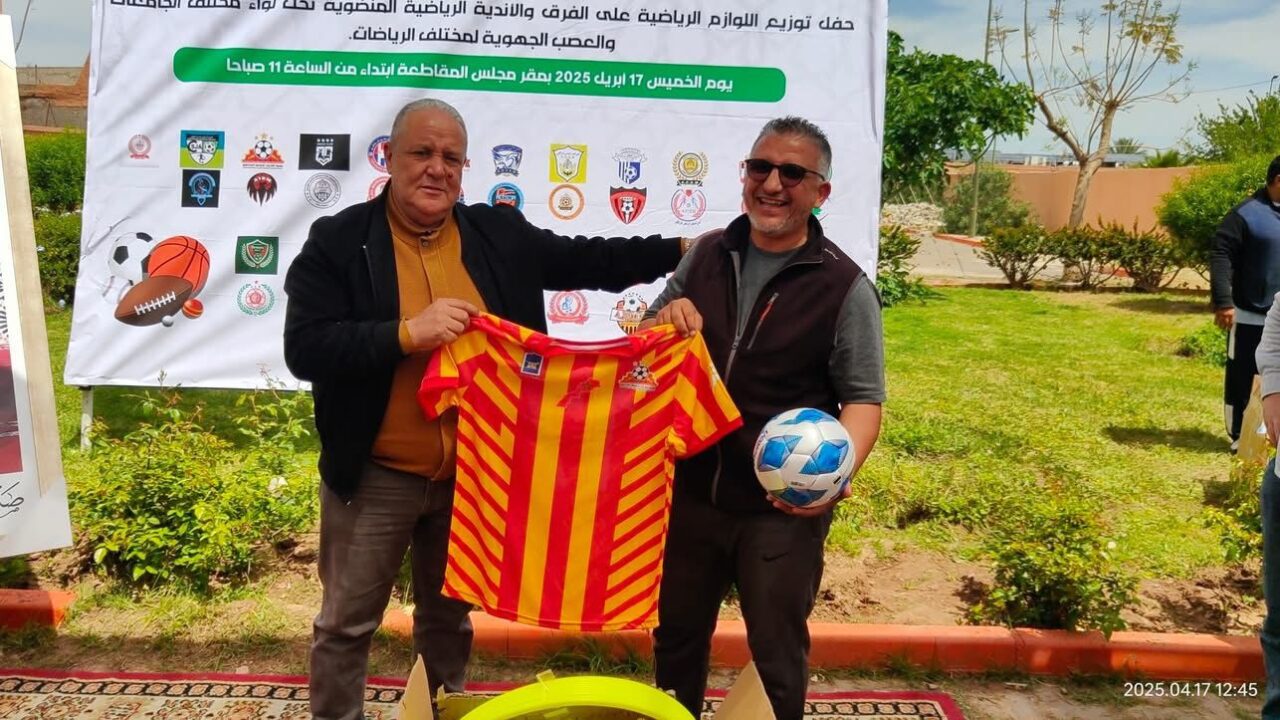 بالصور : الرئيس عبد الواحد الشفقي يشرف على حفل توزيع اللوازم الرياضية بمقاطعة المنارة: دعم سنوي متواصل للرياضة والمواهب الشابة 2 1000213937