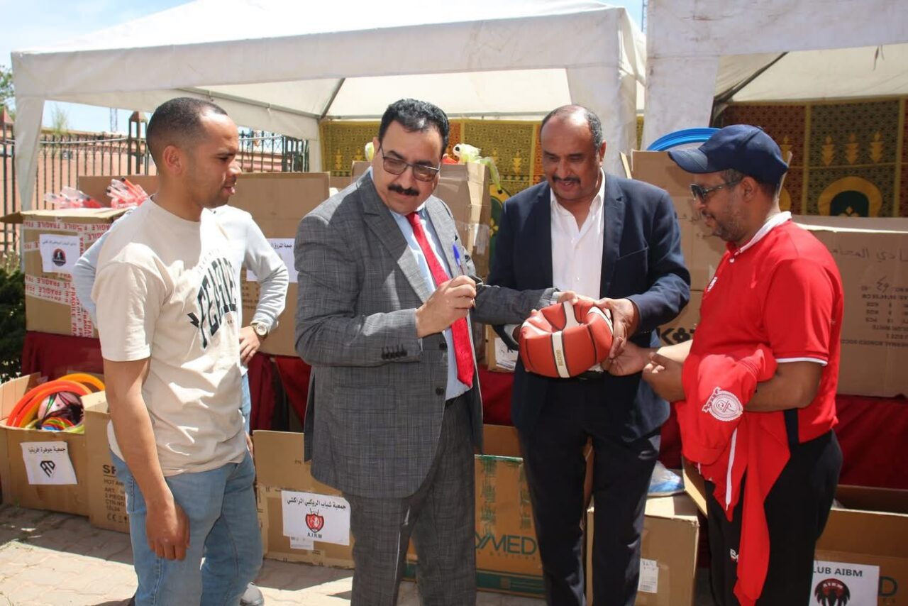 بالصور : الرئيس عبد الواحد الشفقي يشرف على حفل توزيع اللوازم الرياضية بمقاطعة المنارة: دعم سنوي متواصل للرياضة والمواهب الشابة 8 1000213943