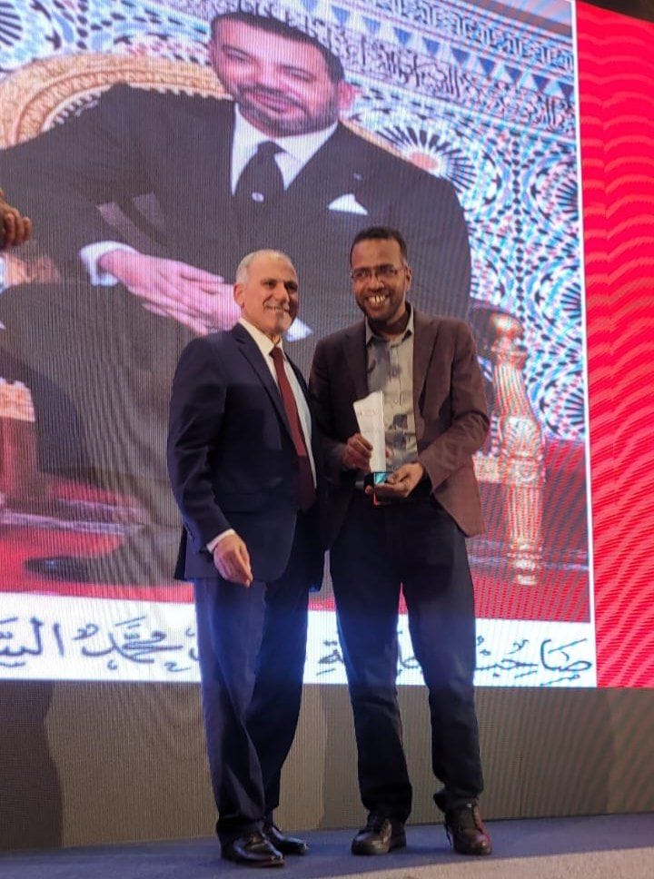 سالم عبد الفتاح يتوج بجائزة الصحافة للصحراء عن فئة الترافع الإعلامي 4 1000223624