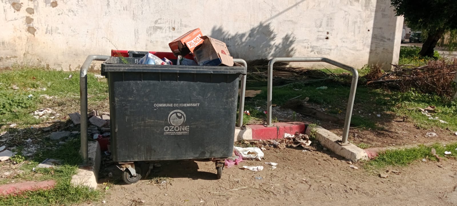 حي بنكيران والأحياء المجاورة بالخميسات… بين الإهمال وتراجع خدمات النظافة 1 IMG 20250408 WA0025