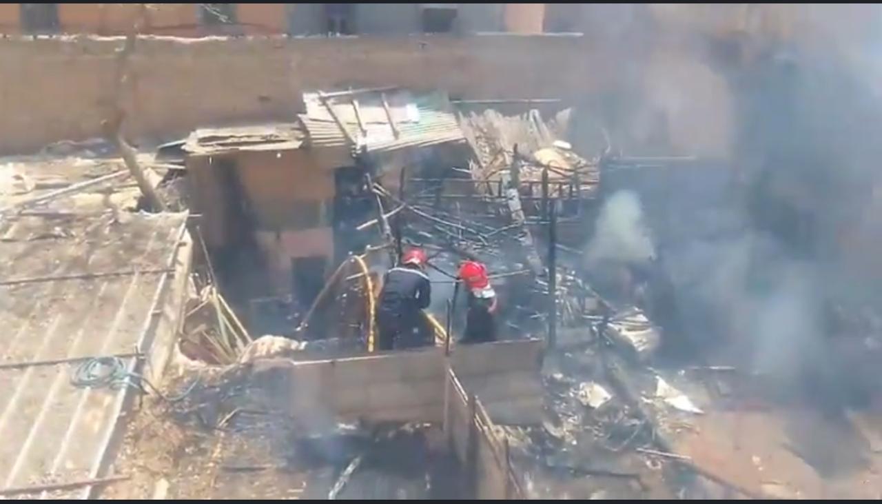 بالصور : حريق مهول يلتهم مستودعاً للمتلاشيات بدرب ضباشي قرب جامع لفنا بمراكش وخسائر مادية جسيمة 1 IMG 20250408 WA0043