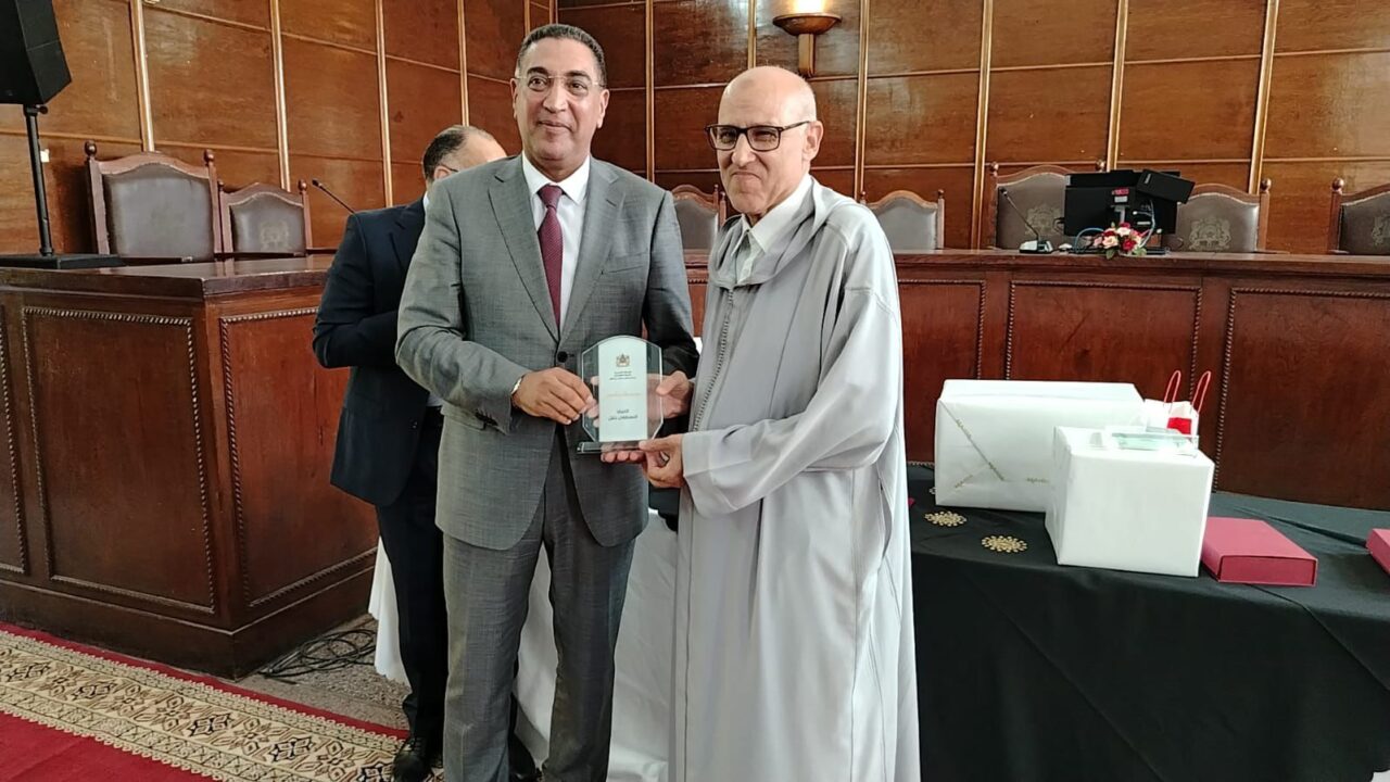 بالصور : محكمة الاستئناف بمراكش تحتفي برموز العدالة في حفل تكريم مؤثر للسادة المستشارين والنواب المنتقلين والمتقاعدين 3 1000269007