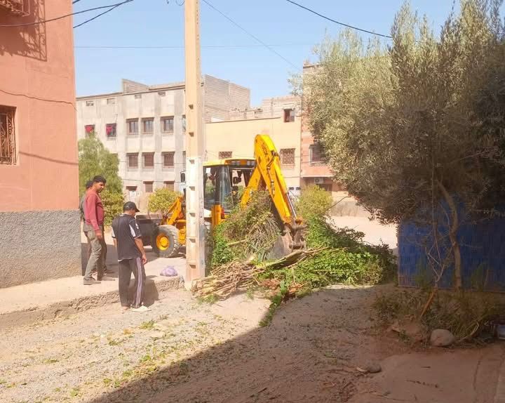 بالصور : عبد الرحيم لعميم رئيس جماعة سعادة يُشرف على انطلاقة أشغال التبليط بتجزئتي الآفاق 1 و2 2 1000298153