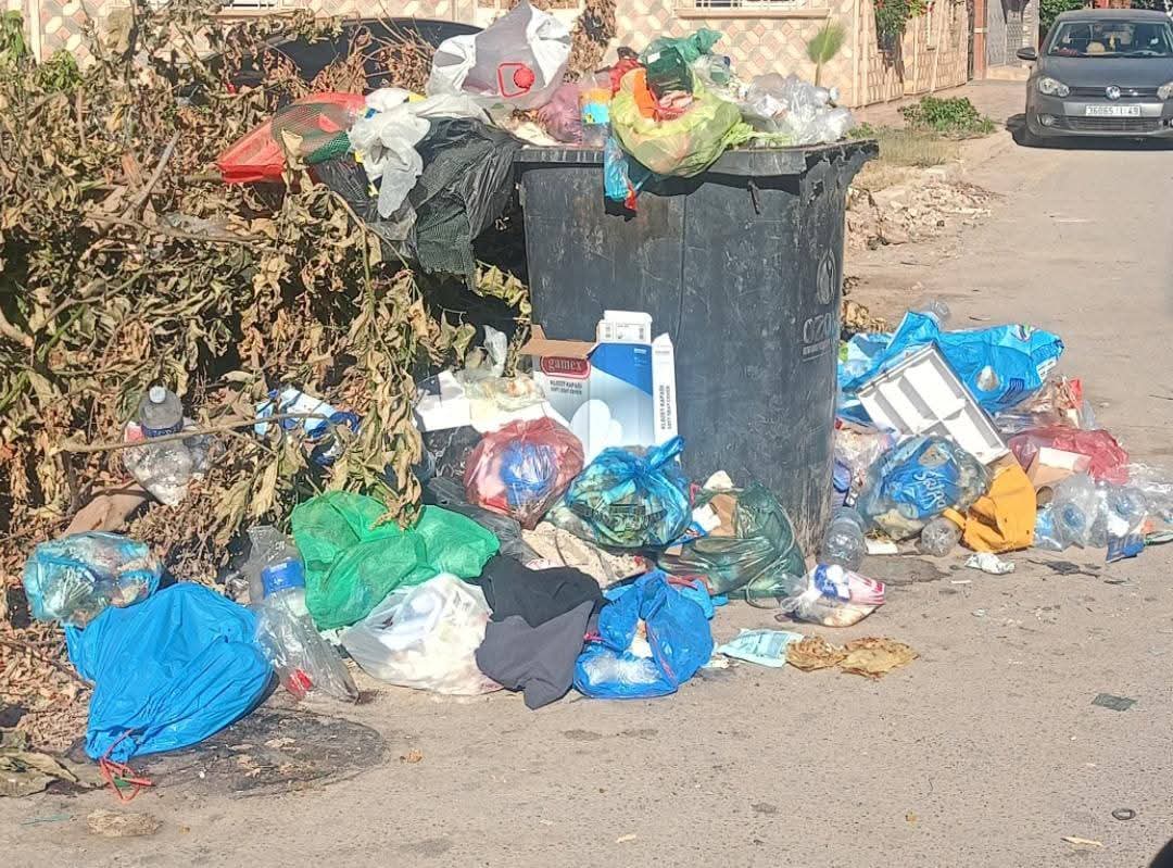 السعيدية تغرق في الأزبال… موسم سياحي يتحوّل إلى فضيحة بيئية وسط صمت المسؤولين 2 1000303667